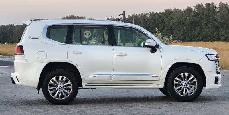 2017 Toyota Land Cruiser GXR thumbnail 8