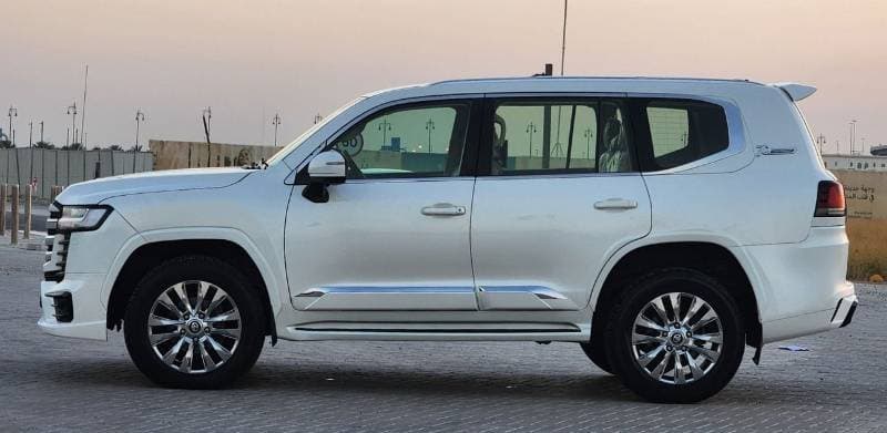 2017 Toyota Land Cruiser GXR thumbnail 7