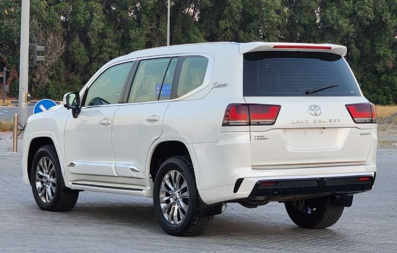 2017 Toyota Land Cruiser GXR thumbnail 4