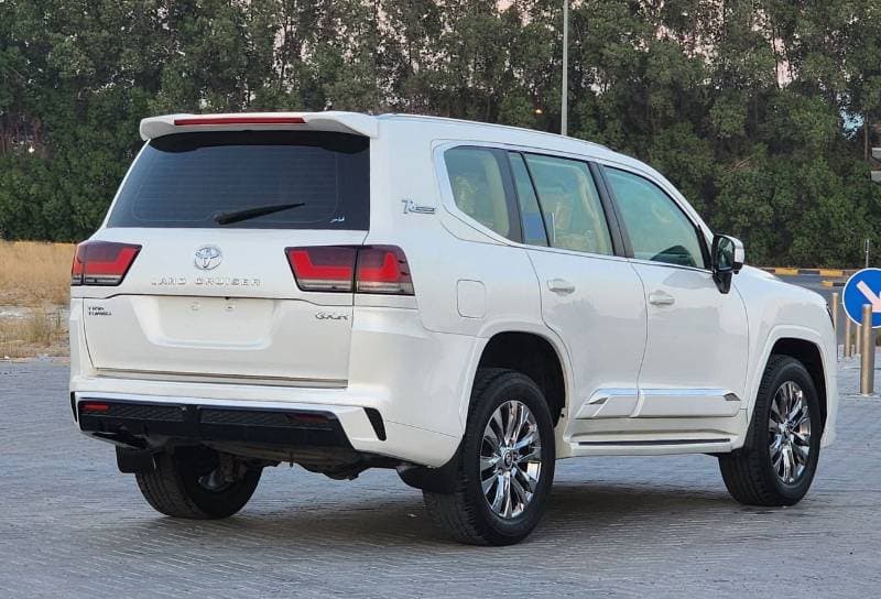 2017 Toyota Land Cruiser GXR thumbnail 6