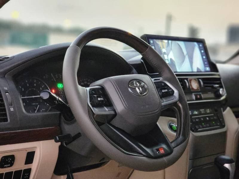 2014 Toyota Land Cruiser GXR thumbnail 8