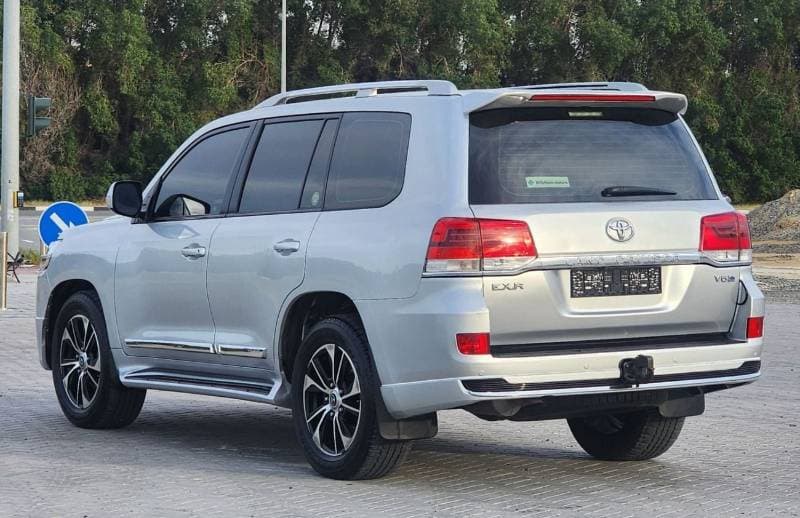 2018 Toyota Land Cruiser thumbnail 4