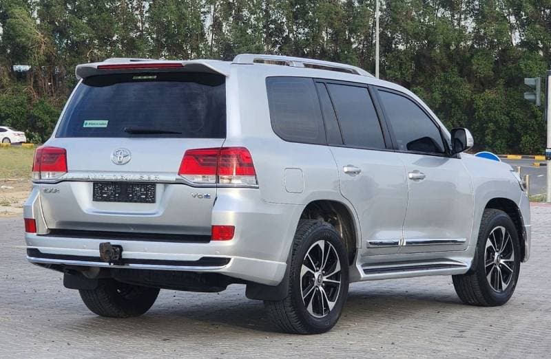 2018 Toyota Land Cruiser thumbnail 6