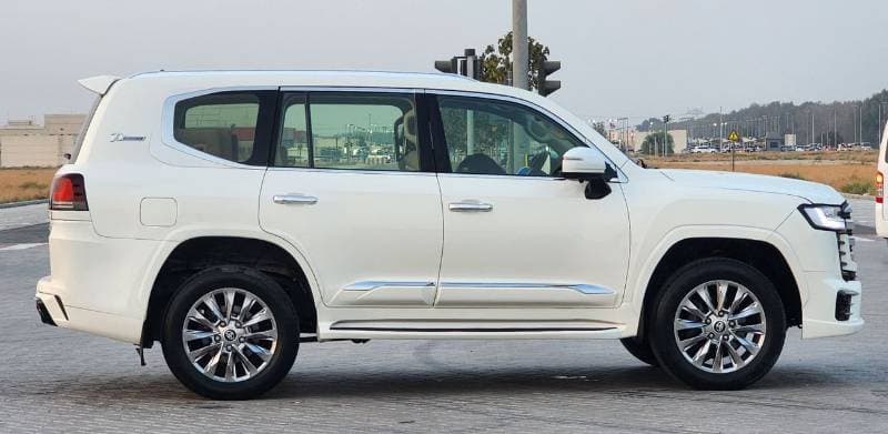 2017 Toyota Land Cruiser GXR thumbnail 8