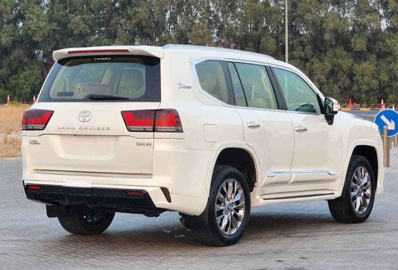 2017 Toyota Land Cruiser GXR thumbnail 4