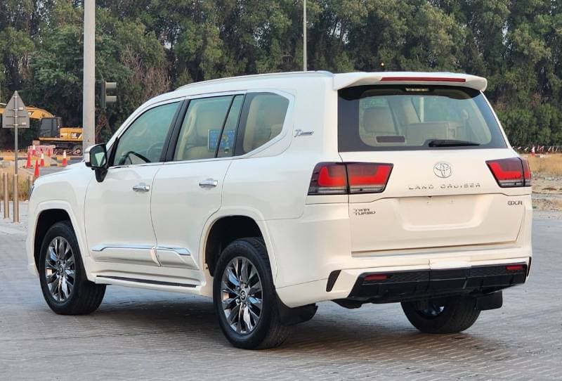 2017 Toyota Land Cruiser GXR thumbnail 6