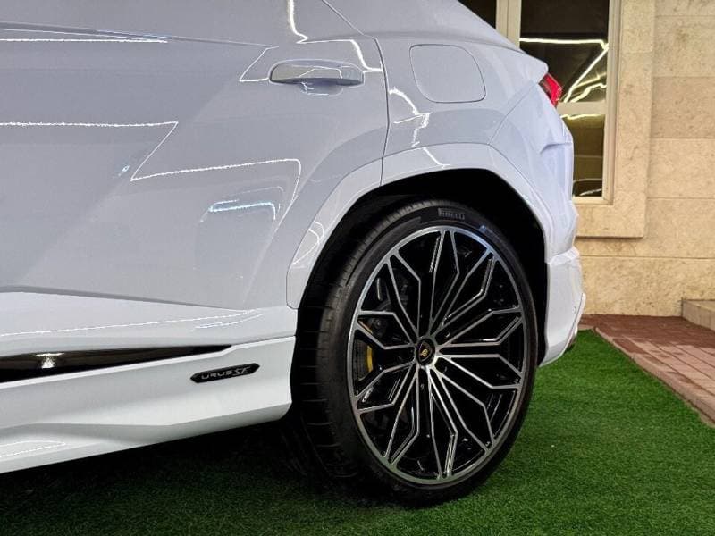 2026 Lamborghini Urus SE thumbnail 8