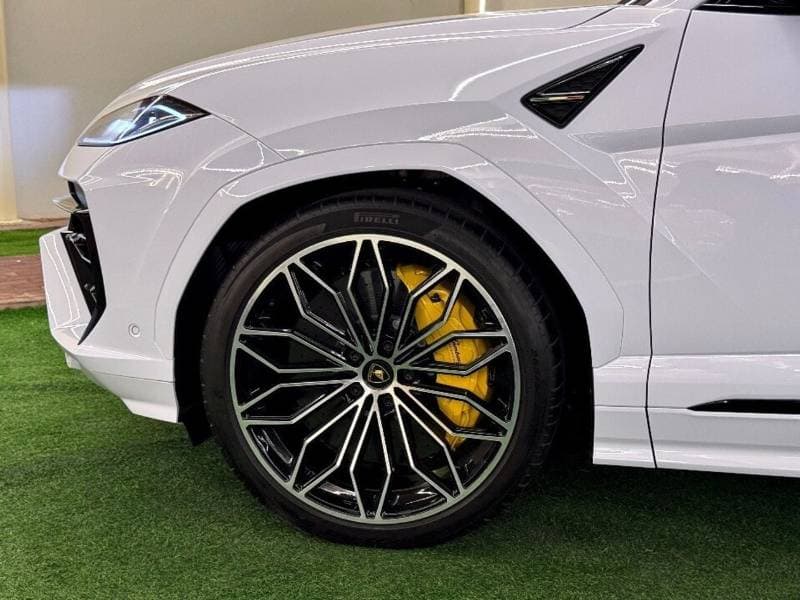 2026 Lamborghini Urus SE thumbnail 5
