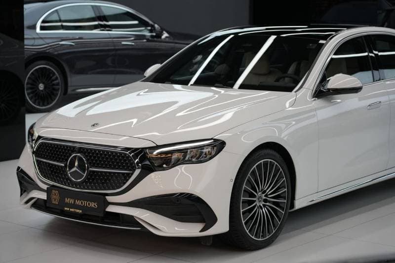 2026 Mercedes Benz E200 STANDARD thumbnail 3