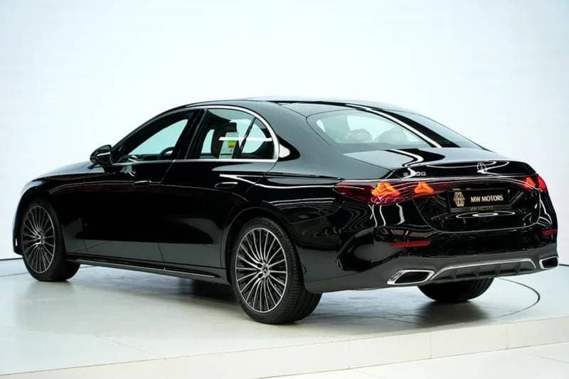 2026 Mercedes Benz E200 STANDARD thumbnail 4