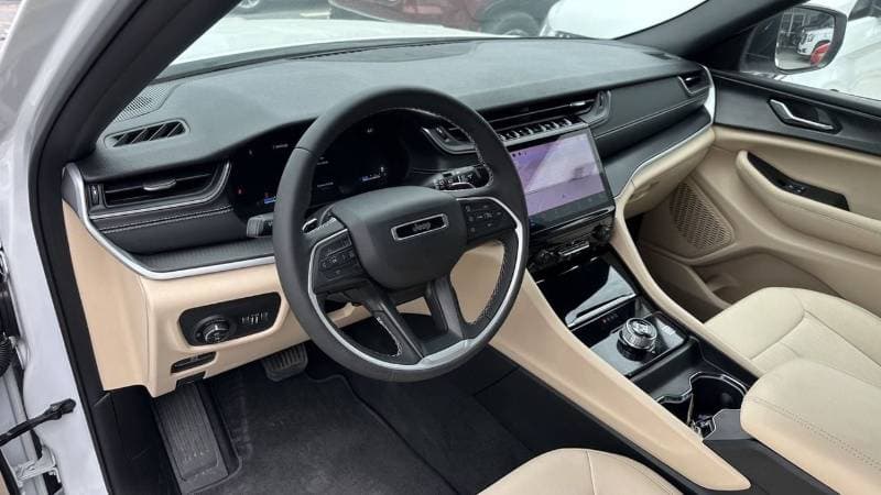 2025 Jeep Grand Cherokee LAREDO thumbnail 8