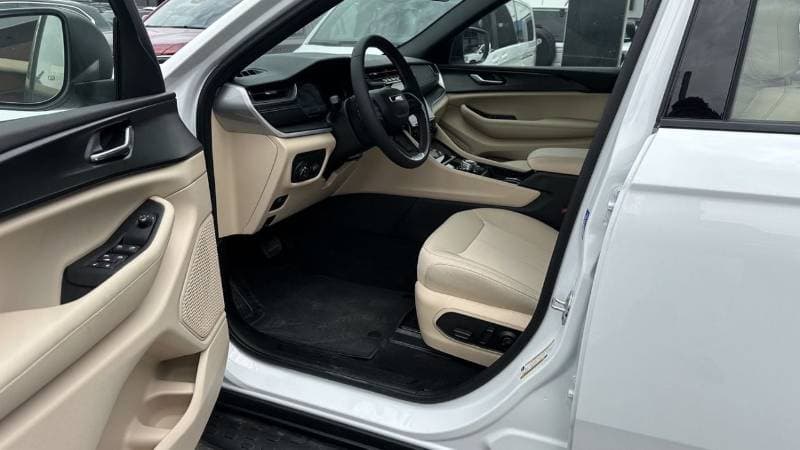 2025 Jeep Grand Cherokee LAREDO thumbnail 4
