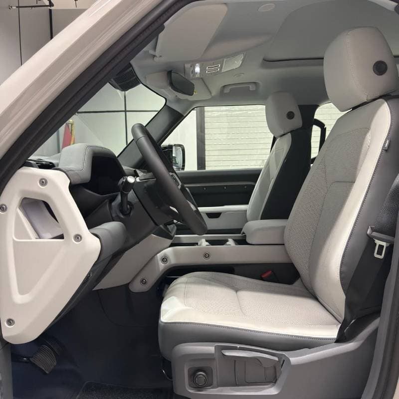 2026 Land Rover Defender 110 S P300 thumbnail 7