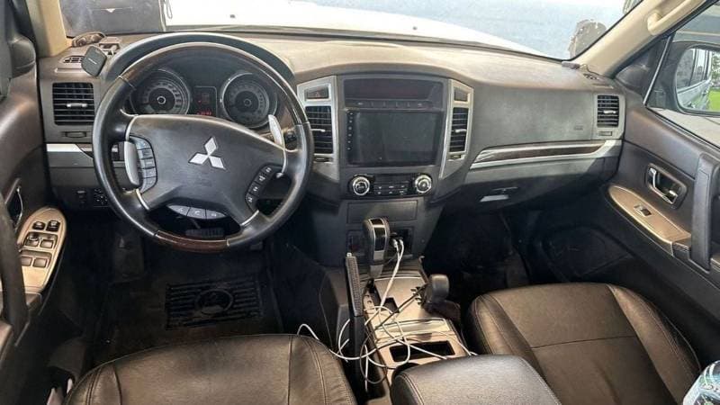 2015 Mitsubishi Pajero Platinum thumbnail 5