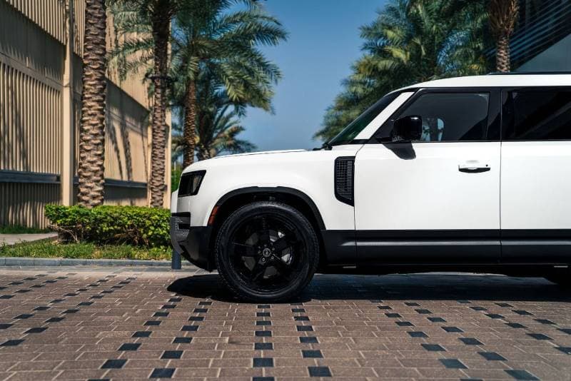 2025 Land Rover Defender 110 S P400 thumbnail 4