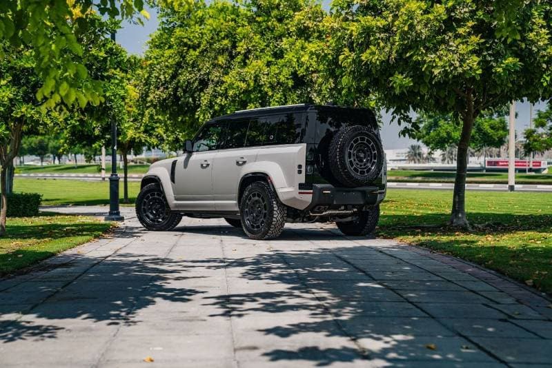 2026 Land Rover Defender 110 OCTA EDITION ONE P635 thumbnail 5