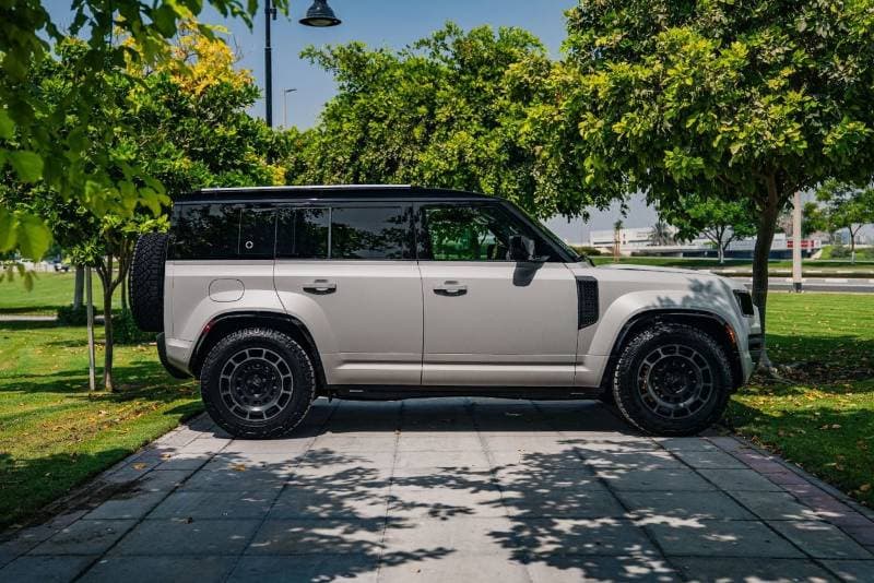 2026 Land Rover Defender 110 OCTA EDITION ONE P635 thumbnail 4