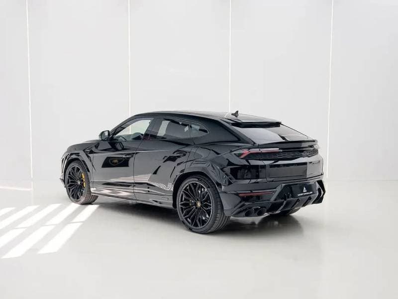 2025 Lamborghini Urus SE thumbnail 3