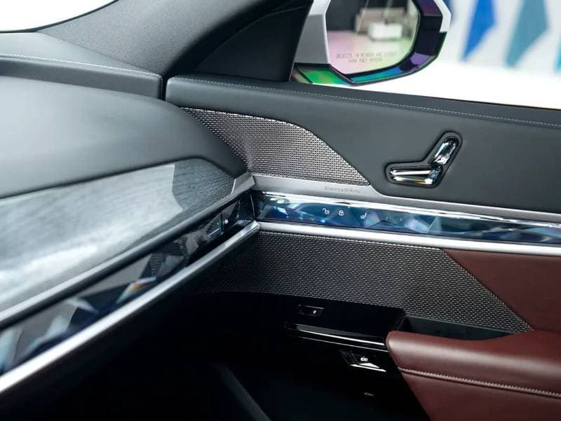 2024 BMW 740i M SPORT thumbnail 6