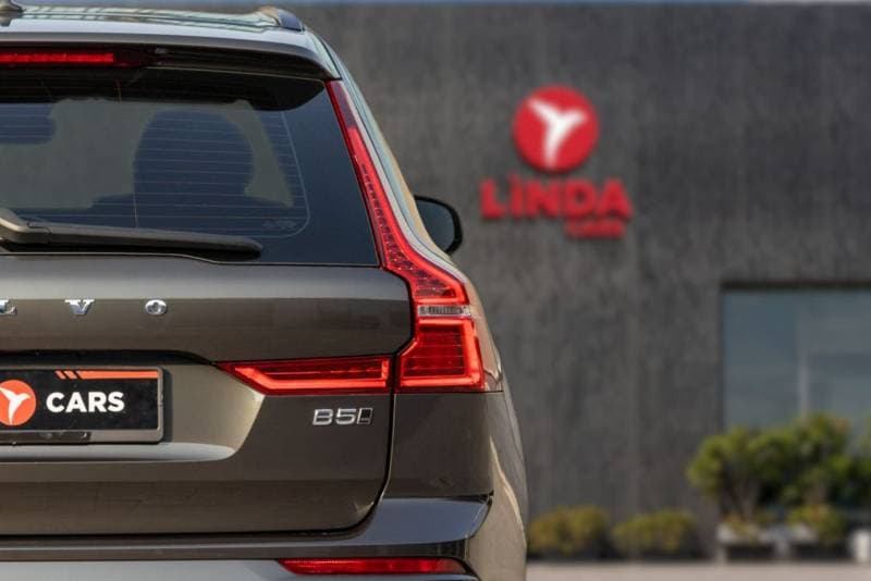 2022 Volvo XC60 R DESIGN thumbnail 5