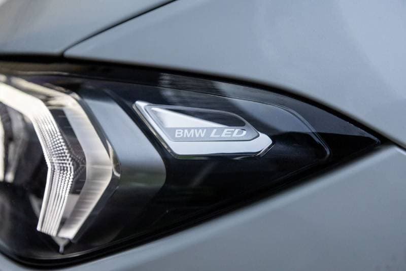 2025 BMW 318i Excellence thumbnail 4