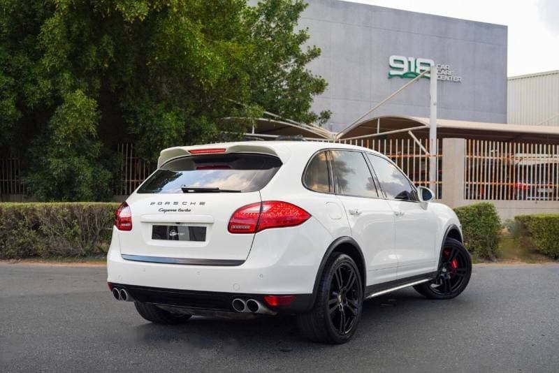 2011 Porsche Cayenne TURBO thumbnail 2
