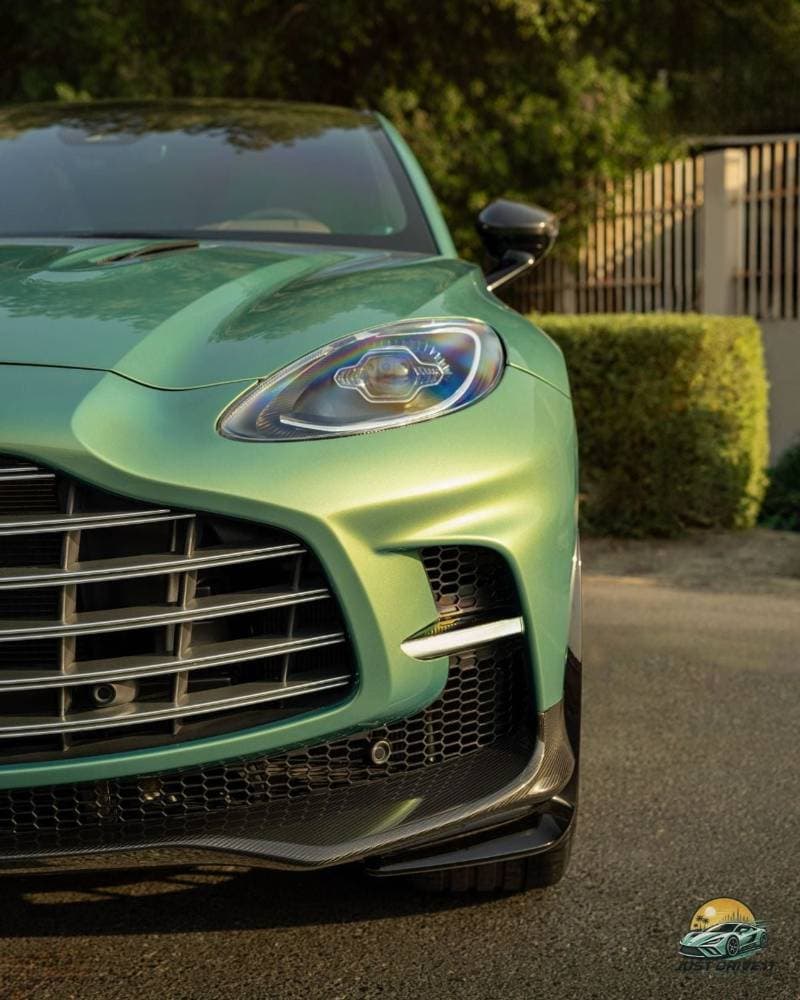 2025 Aston Martin DBX 707 thumbnail 6