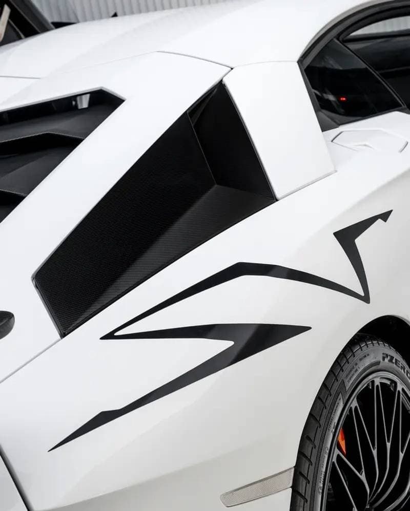 2017 Lamborghini Aventador thumbnail 4