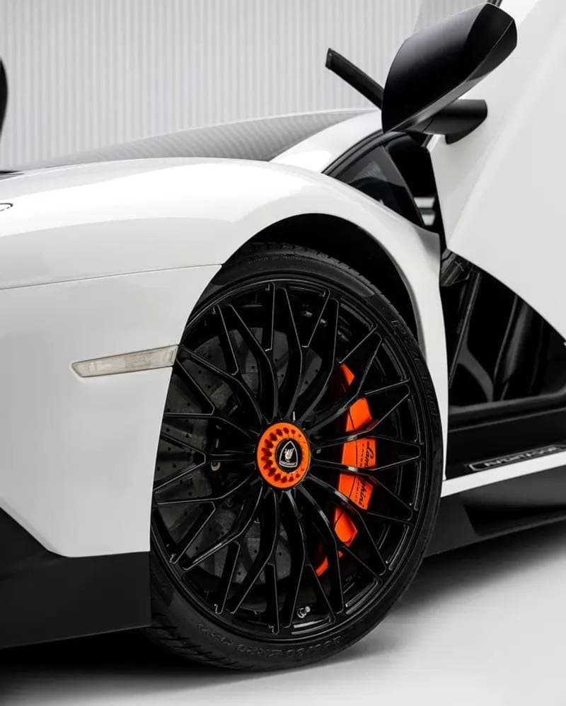 2017 Lamborghini Aventador thumbnail 3