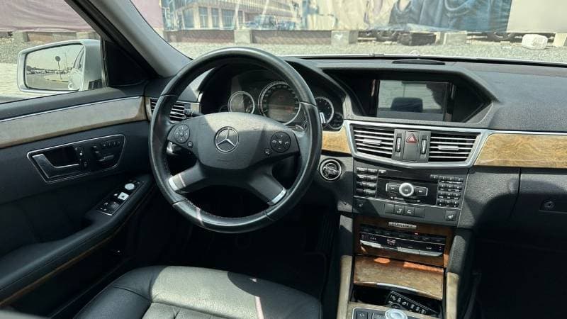 2011 Mercedes Benz E300 ELEGANCE thumbnail 6