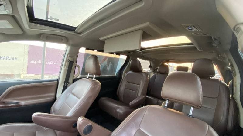2018 Toyota Sienna thumbnail 5