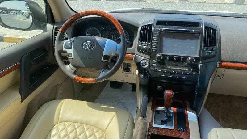 2014 Toyota Land Cruiser GXR thumbnail 6