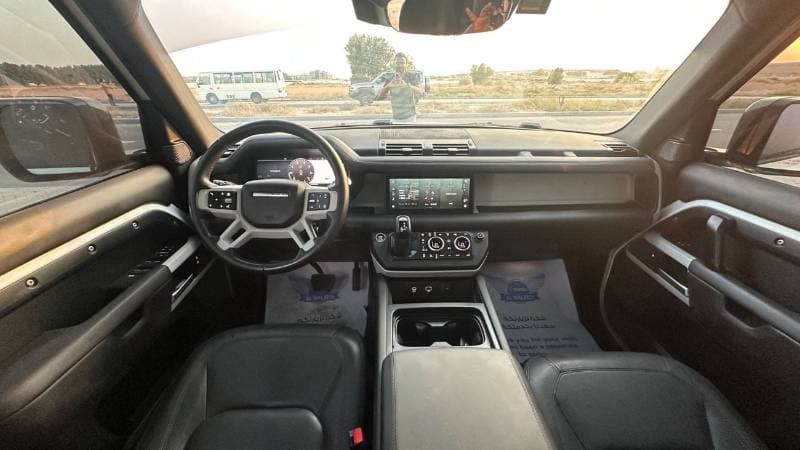 2024 Land Rover Defender 110 SE P300 thumbnail 4