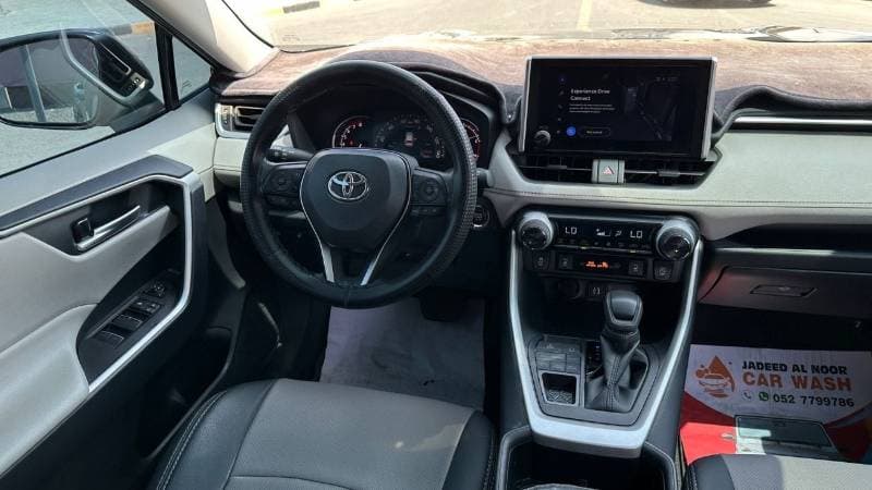 2025 Toyota RAV4 XLE thumbnail 6