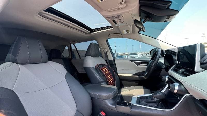 2025 Toyota RAV4 XLE thumbnail 5