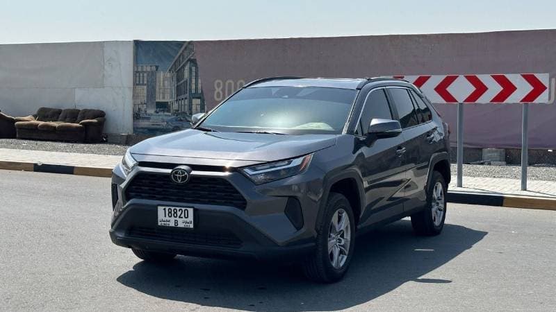 2025 Toyota RAV4 XLE thumbnail 3