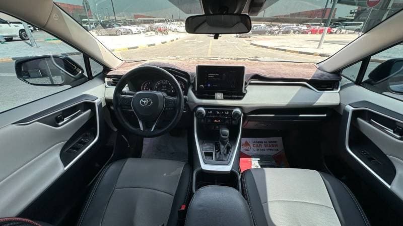 2025 Toyota RAV4 XLE thumbnail 4