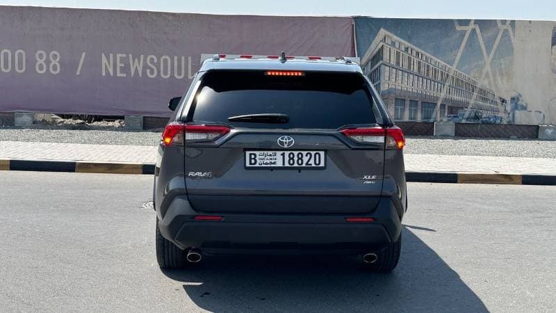 2025 Toyota RAV4 XLE thumbnail 8