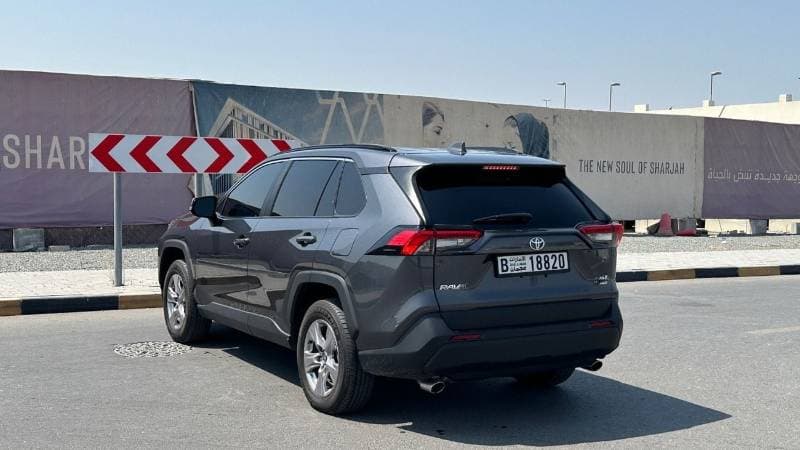 2025 Toyota RAV4 XLE thumbnail 7