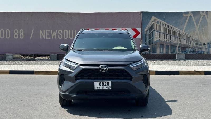 2025 Toyota RAV4 XLE thumbnail 2