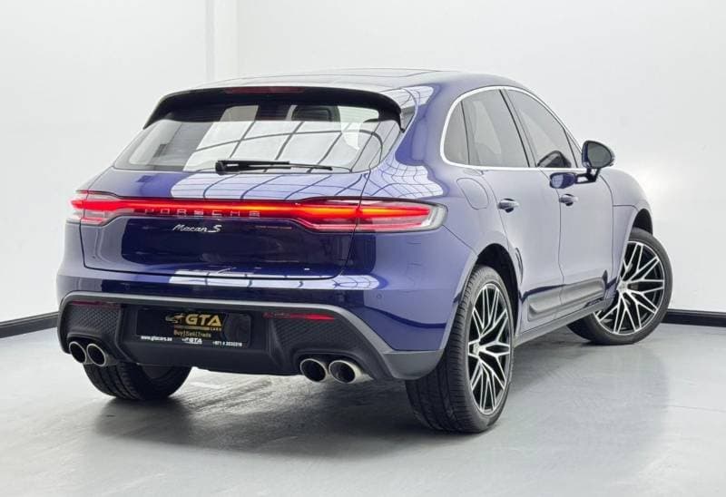 2025 Porsche Macan thumbnail 4