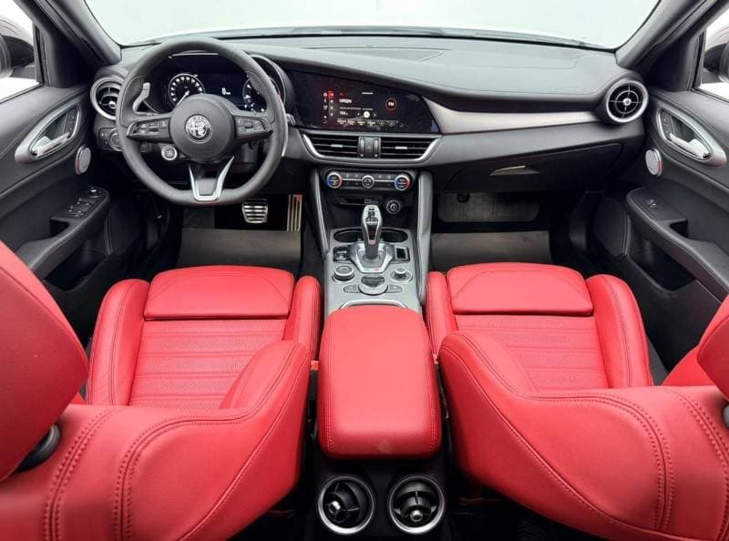 2025 Alfa Romeo Giulia VELOCE thumbnail 8
