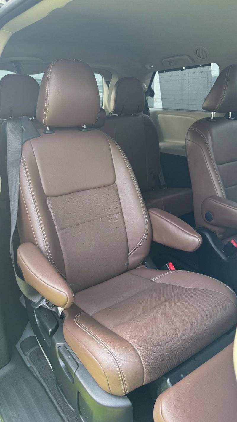 2017 Toyota Sienna Limited AWD thumbnail 5