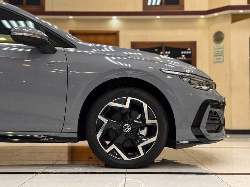 2025 Volkswagen Golf R thumbnail 6