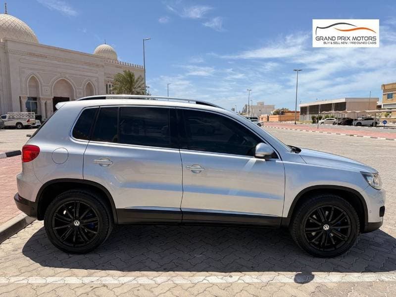 2014 Volkswagen Tiguan SE thumbnail 4