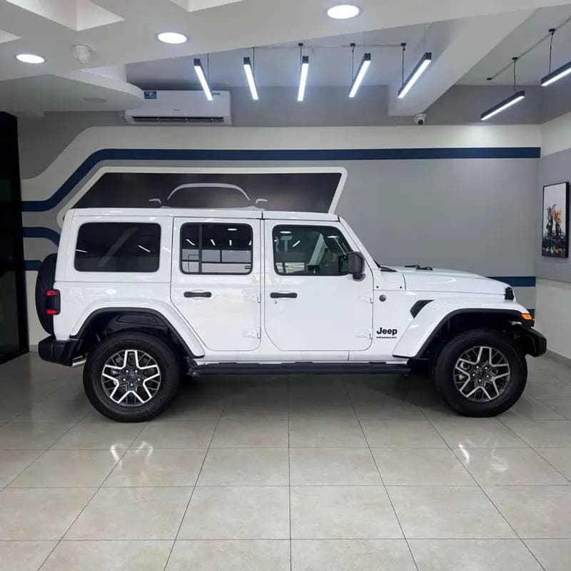 2025 Jeep Wrangler Unlimited SAHARA thumbnail 4