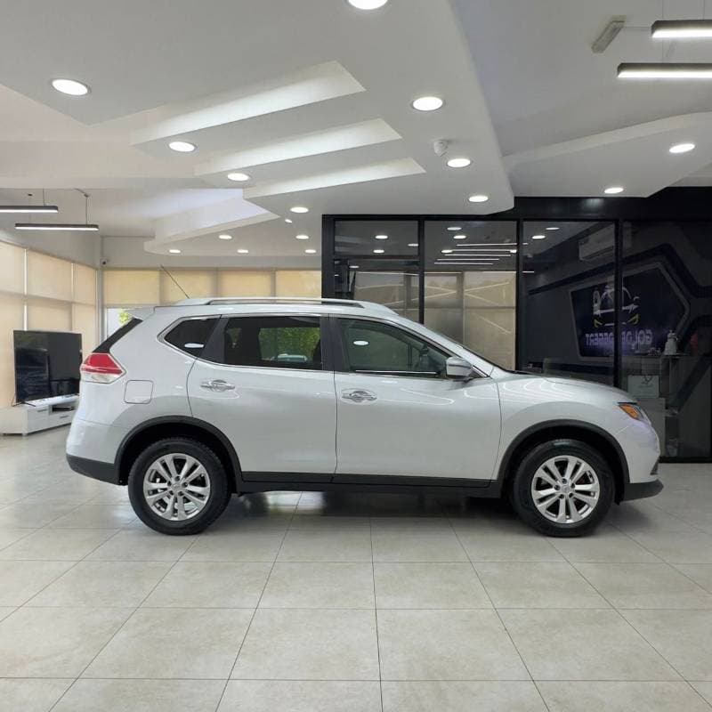 2016 Nissan Rogue SV thumbnail 4