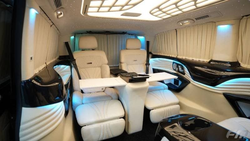 2025 Mercedes Benz V300 AVANTGARDE thumbnail 4