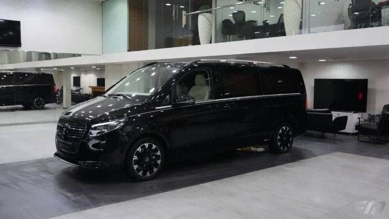2025 Mercedes Benz V300 AVANTGARDE thumbnail 3