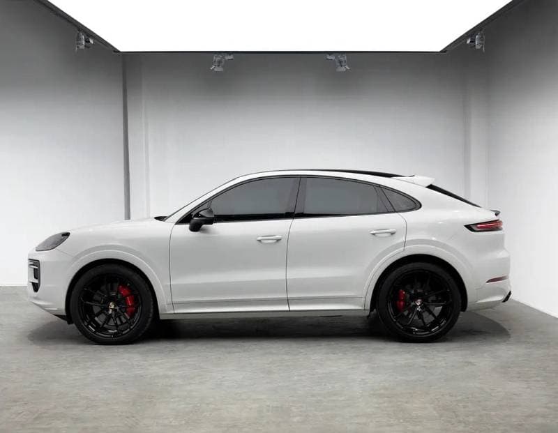 2024 Porsche Cayenne S thumbnail 2